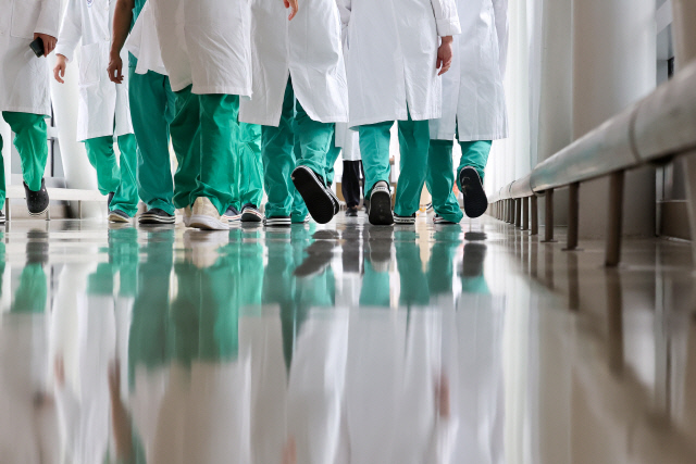 사직 전공의들이 복귀를 거부하며 개원·취업 등으로 눈길을 돌리고 있는 가운데 5일 오후 서울 시내 한 대형병원에서 의료진이 이동하고 있다. <연합뉴스>